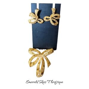 Vtg Crown Trifari Gold Tone Textured ribbon brooch & clip on earrings free ship